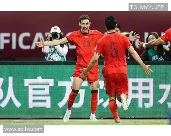 足球明星场内遭遇暴力袭击事件曝光引发广泛关注和热议